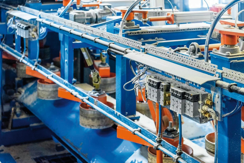 Flexibilné funkčné terminály CPX/VTSA s rôznymi modulmi zbernice od Profinet cez Ethernet/IP, ModBus až po DeviceNet sú mimoriadne odolné proti prašnému prostrediu píly.